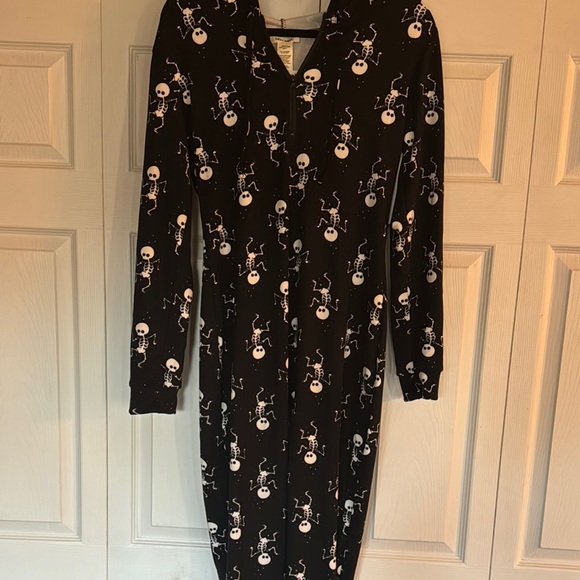 SHOSHO  ONSIE LOUNGEWEAR / PAJAMA Black and White Skull Print  1/4 zip - Picture 10 of 11